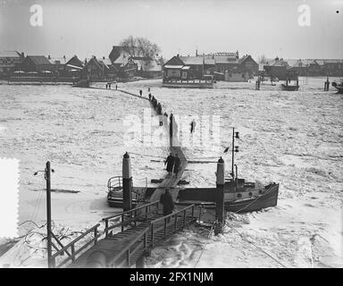 Krimpen aan de IJssel Fußgänger über den Fluss über den Weg aus Gangways, 20. Februar 1956, Flüsse, Fußgänger, Winter, Niederlande, Foto der Presseagentur des 20. Jahrhunderts, zu erinnerende Nachrichten, Dokumentarfilm, historische Fotografie 1945-1990, visuelle Geschichten, Menschliche Geschichte des zwanzigsten Jahrhunderts, Momente in der Zeit festzuhalten Stockfoto