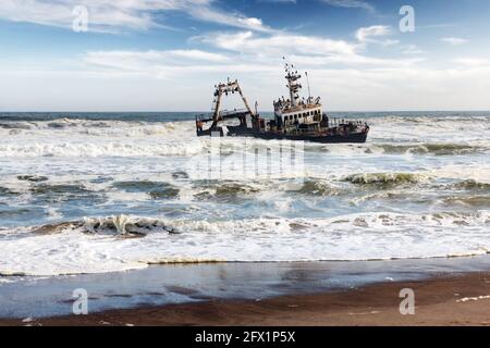 Das Schiffswrack im Atlantischen Ozean an der Skeleton Coast bei Swakopmund in Namibia, Afrika. Landschaftsfotografie Stockfoto