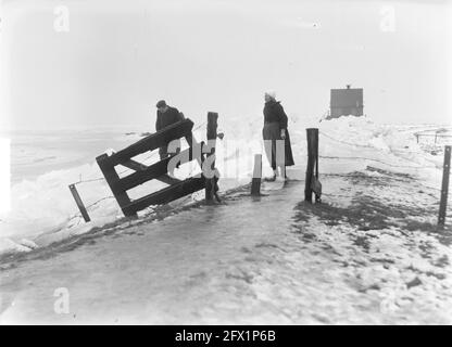 Zerkleinerung von Eis bei Marken und Volendam, 4. Januar 1951, IJS, Niederlande, 20. Jahrhundert Presseagentur Foto, Nachrichten zu erinnern, Dokumentarfilm, historische Fotografie 1945-1990, visuelle Geschichten, Menschliche Geschichte des zwanzigsten Jahrhunderts, Momente in der Zeit festzuhalten Stockfoto