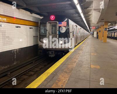 Der Zug fährt zur 7th Avenue Station im Park Slope-Viertel von Brooklyn, New York. Stockfoto