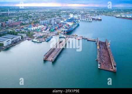 Odessa, Ukraine - 18. Mai 2021: Tanker Öl oder Gas LPG Parkplatz auf dem Meer warten auf Entladung in der Raffinerie, Luftbild Öltanker Schiff laden in Stockfoto