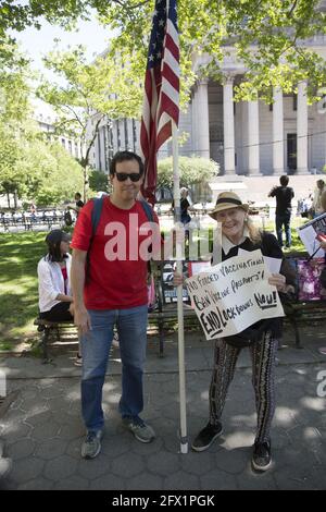 Menschen demonstrieren und marschieren vom Foley Square in Manhattan aus, um sich gegen die allmähliche Aushöhlung der individuellen Rechte durch Covid-19 zu äußern. Die Menschen sprechen sich gegen obligatorische Impfstoffe aus, die ihrer Meinung nach immer noch experimentell sind, und sagen Nein zu Impfpässen, ein Schritt in Richtung Faschismus und sogar ein Echo auf Nazi-Deutschland. Medizinische Freiheit war das Wort des Tages. Stockfoto