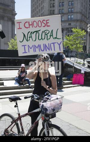 Menschen demonstrieren und marschieren vom Foley Square in Manhattan aus, um sich gegen die allmähliche Aushöhlung der individuellen Rechte durch Covid-19 zu äußern. Die Menschen sprechen sich gegen obligatorische Impfstoffe aus, die ihrer Meinung nach immer noch experimentell sind, und sagen Nein zu Impfpässen, ein Schritt in Richtung Faschismus und sogar ein Echo auf Nazi-Deutschland. Medizinische Freiheit war das Wort des Tages. Stockfoto