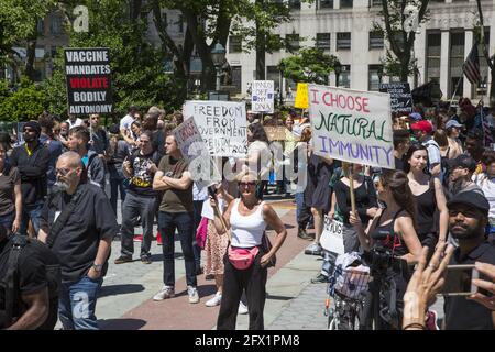 Menschen demonstrieren und marschieren vom Foley Square in Manhattan aus, um sich gegen die allmähliche Aushöhlung der individuellen Rechte durch Covid-19 zu äußern. Die Menschen sprechen sich gegen obligatorische Impfstoffe aus, die ihrer Meinung nach immer noch experimentell sind, und sagen Nein zu Impfpässen, ein Schritt in Richtung Faschismus und sogar ein Echo auf Nazi-Deutschland. Medizinische Freiheit war das Wort des Tages. Stockfoto