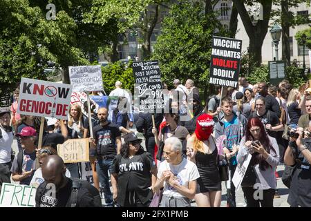 Menschen demonstrieren und marschieren vom Foley Square in Manhattan aus, um sich gegen die allmähliche Aushöhlung der individuellen Rechte durch Covid-19 zu äußern. Die Menschen sprechen sich gegen obligatorische Impfstoffe aus, die ihrer Meinung nach immer noch experimentell sind, und sagen Nein zu Impfpässen, ein Schritt in Richtung Faschismus und sogar ein Echo auf Nazi-Deutschland. Medizinische Freiheit war das Wort des Tages. Stockfoto