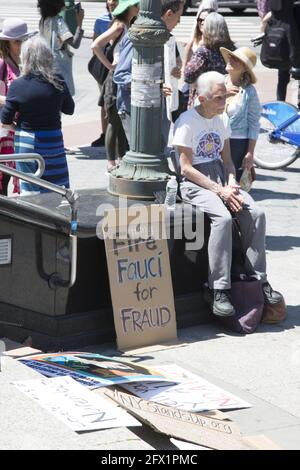 Menschen demonstrieren und marschieren vom Foley Square in Manhattan aus, um sich gegen die allmähliche Aushöhlung der individuellen Rechte durch Covid-19 zu äußern. Die Menschen sprechen sich gegen obligatorische Impfstoffe aus, die ihrer Meinung nach immer noch experimentell sind, und sagen Nein zu Impfpässen, ein Schritt in Richtung Faschismus und sogar ein Echo auf Nazi-Deutschland. Medizinische Freiheit war das Wort des Tages. Stockfoto