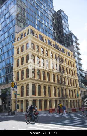 287 Broadway ist ein historisches Gebäude an der Ecke Broadway an der Reade Street im Viertel Tribeca in Lower Manhattan, New York City. Entworfen von John B. Snook im Jahr 1871 mit Gusseisen im gemischten italienischen und französischen Stil des Zweiten Kaiserreichs, wurde es 1872 für das Stephen Storm Anwesen fertiggestellt. Das Wahrzeichen, das „die Transformation des unteren Broadway im 19. Jahrhundert von einem Wohnboulevard in das Handelszentrum der Stadt anschaulich darstellt“, lehnte sich bis 2008 etwa 0.66 m (0.20 Fuß) ab. Stockfoto