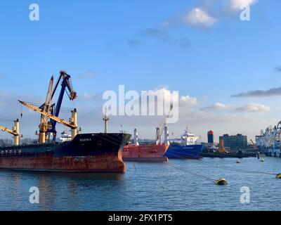 Der Hafen von Rotterdam, Niederlande, wurde an einem sonnigen Tag im Januar 2020 festgehalten Stockfoto