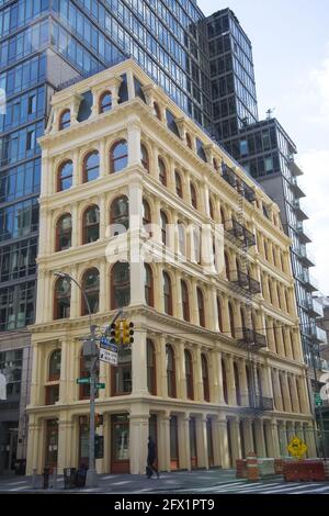 287 Broadway ist ein historisches Gebäude an der Ecke Broadway an der Reade Street im Viertel Tribeca in Lower Manhattan, New York City. Entworfen von John B. Snook im Jahr 1871 mit Gusseisen im gemischten italienischen und französischen Stil des Zweiten Kaiserreichs, wurde es 1872 für das Stephen Storm Anwesen fertiggestellt. Das Wahrzeichen, das „die Transformation des unteren Broadway im 19. Jahrhundert von einem Wohnboulevard in das Handelszentrum der Stadt anschaulich darstellt“, lehnte sich bis 2008 etwa 0.66 m (0.20 Fuß) ab. Stockfoto