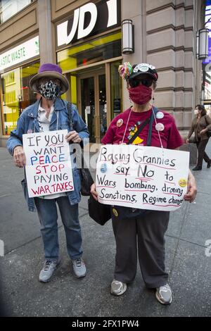 Mitglieder der war Resisters League, Veterans for Peace, Raging Grannies und andere Organisationen marschierten am Steuertag auf dem Times Square und durch Midtown Manhatan, um die Amerikaner dazu zu drängen, keine Kriegssteuern zu zahlen. Militärausgaben zerstören unsere Lebensqualität und helfen nicht, die wirklichen Probleme zu lösen, vor denen wir als Nation und Welt stehen. Stockfoto