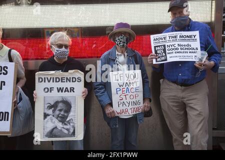 Mitglieder der war Resisters League, Veterans for Peace, Raging Grannies und andere Organisationen marschierten am Steuertag auf dem Times Square und durch Midtown Manhatan, um die Amerikaner dazu zu drängen, keine Kriegssteuern zu zahlen. Militärausgaben zerstören unsere Lebensqualität und helfen nicht, die wirklichen Probleme zu lösen, vor denen wir als Nation und Welt stehen. Stockfoto