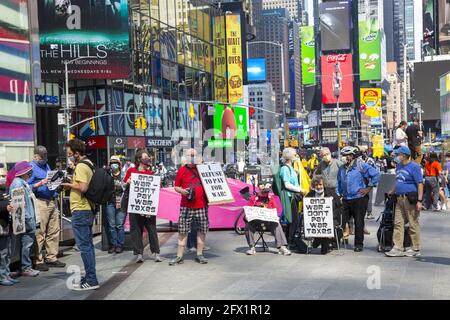 Mitglieder der war Resisters League, Veterans for Peace, Raging Grannies und andere Organisationen marschierten am Steuertag auf dem Times Square und durch Midtown Manhatan, um die Amerikaner dazu zu drängen, keine Kriegssteuern zu zahlen. Militärausgaben zerstören unsere Lebensqualität und helfen nicht, die wirklichen Probleme zu lösen, vor denen wir als Nation und Welt stehen. Stockfoto