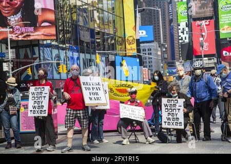 Mitglieder der war Resisters League, Veterans for Peace, Raging Grannies und andere Organisationen marschierten am Steuertag auf dem Times Square und durch Midtown Manhatan, um die Amerikaner dazu zu drängen, keine Kriegssteuern zu zahlen. Militärausgaben zerstören unsere Lebensqualität und helfen nicht, die wirklichen Probleme zu lösen, vor denen wir als Nation und Welt stehen. Stockfoto