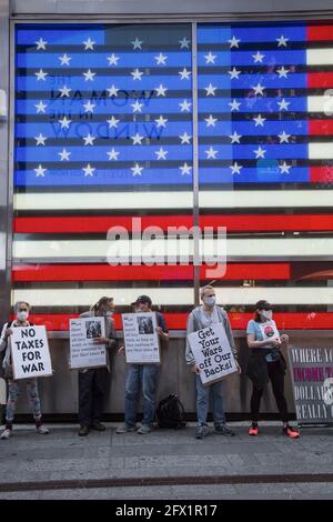 Mitglieder der war Resisters League, Veterans for Peace, Raging Grannies und andere Organisationen marschierten am Steuertag auf dem Times Square und durch Midtown Manhatan, um die Amerikaner dazu zu drängen, keine Kriegssteuern zu zahlen. Militärausgaben zerstören unsere Lebensqualität und helfen nicht, die wirklichen Probleme zu lösen, vor denen wir als Nation und Welt stehen. Stockfoto