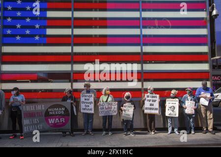 Mitglieder der war Resisters League, Veterans for Peace, Raging Grannies und andere Organisationen marschierten am Steuertag auf dem Times Square und durch Midtown Manhatan, um die Amerikaner dazu zu drängen, keine Kriegssteuern zu zahlen. Militärausgaben zerstören unsere Lebensqualität und helfen nicht, die wirklichen Probleme zu lösen, vor denen wir als Nation und Welt stehen. Stockfoto