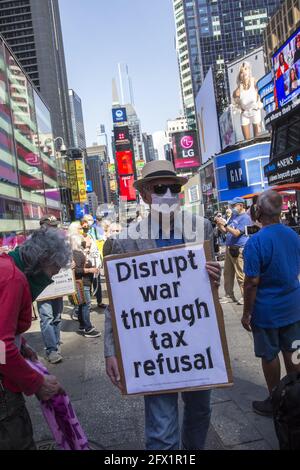 Mitglieder der war Resisters League, Veterans for Peace, Raging Grannies und andere Organisationen marschierten am Steuertag auf dem Times Square und durch Midtown Manhatan, um die Amerikaner dazu zu drängen, keine Kriegssteuern zu zahlen. Militärausgaben zerstören unsere Lebensqualität und helfen nicht, die wirklichen Probleme zu lösen, vor denen wir als Nation und Welt stehen. Stockfoto