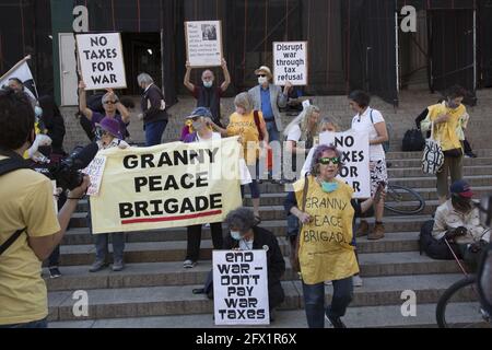 Mitglieder der war Resisters League, Veterans for Peace, Raging Grannies und andere Organisationen marschierten am Steuertag auf dem Times Square und durch Midtown Manhatan, um die Amerikaner dazu zu drängen, keine Kriegssteuern zu zahlen. Militärausgaben zerstören unsere Lebensqualität und helfen nicht, die wirklichen Probleme zu lösen, vor denen wir als Nation und Welt stehen. Stockfoto