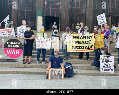 Mitglieder der war Resisters League, Veterans for Peace, Raging Grannies und andere Organisationen marschierten am Steuertag auf dem Times Square und durch Midtown Manhatan, um die Amerikaner dazu zu drängen, keine Kriegssteuern zu zahlen. Militärausgaben zerstören unsere Lebensqualität und helfen nicht, die wirklichen Probleme zu lösen, vor denen wir als Nation und Welt stehen. Stockfoto