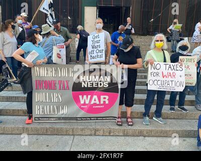 Mitglieder der war Resisters League, Veterans for Peace, Raging Grannies und andere Organisationen marschierten am Steuertag auf dem Times Square und durch Midtown Manhatan, um die Amerikaner dazu zu drängen, keine Kriegssteuern zu zahlen. Militärausgaben zerstören unsere Lebensqualität und helfen nicht, die wirklichen Probleme zu lösen, vor denen wir als Nation und Welt stehen. Stockfoto