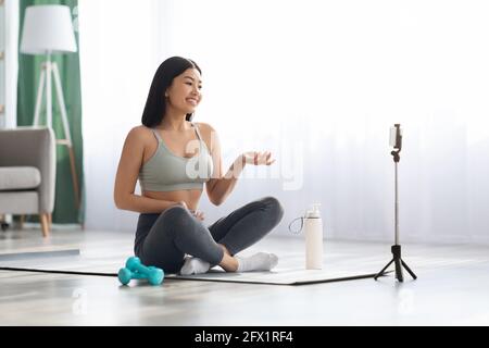 Junge Asiatische Weibliche Yoga-Lehrer Streaming Online-Lektion Von Zu Hause Stockfoto