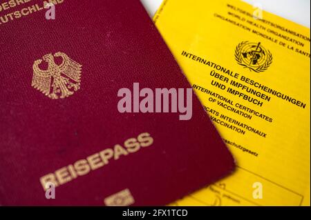 Berlin, Deutschland. Mai 2021. Neben einem Impfbuch liegt ein deutscher Pass (l). Quelle: Fabian Sommer/dpa/Alamy Live News Stockfoto