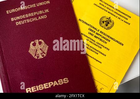 Berlin, Deutschland. Mai 2021. Neben einem Impfbuch liegt ein deutscher Pass (l). Quelle: Fabian Sommer/dpa/Alamy Live News Stockfoto