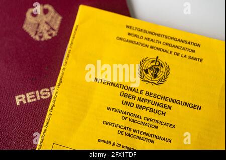 Berlin, Deutschland. Mai 2021. Neben einem Impfbuch liegt ein deutscher Pass (l). Quelle: Fabian Sommer/dpa/Alamy Live News Stockfoto