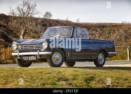 1969 Royal blue Triumph Herald 13/60 Cabriolet auf dem geparkt North York Moors in der Nähe von Hutton le Hole Stockfoto