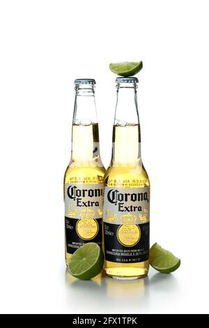 Flaschen Corona Extra und Kalk isoliert auf weißem Hintergrund Stockfoto