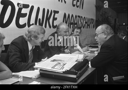 KVP-parteirat, von links nach rechts Andriessen, De Zeeuw und rechts VVD-Mitglied Van Riel, 23. Juni 1973, Parteiräte, Niederlande, 20. Jahrhundert Presseagentur Foto, Nachrichten zu erinnern, Dokumentarfilm, historische Fotografie 1945-1990, visuelle Geschichten, Menschliche Geschichte des zwanzigsten Jahrhunderts, Momente in der Zeit festzuhalten Stockfoto
