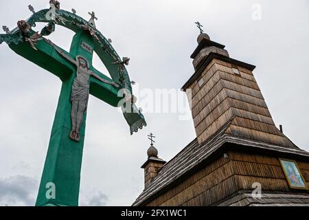 REGION ZAKARPATTIA, UKRAINE - 24. MAI 2021 - Blick auf die Holzkirche St. Anna in den 17-18. Jahrhunderten gebaut, Dorf Bukiwziovo, Zakarpattia Stockfoto