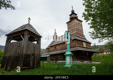 REGION ZAKARPATTIA, UKRAINE - 24. MAI 2021 - Blick auf die Holzkirche St. Anna in den 17-18. Jahrhunderten gebaut, Dorf Bukiwziovo, Zakarpattia Stockfoto