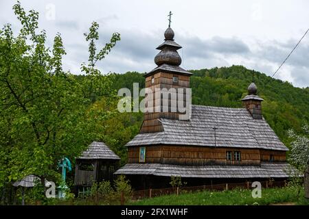 REGION ZAKARPATTIA, UKRAINE - 24. MAI 2021 - Blick auf die Holzkirche St. Anna in den 17-18. Jahrhunderten gebaut, Dorf Bukiwziovo, Zakarpattia Stockfoto