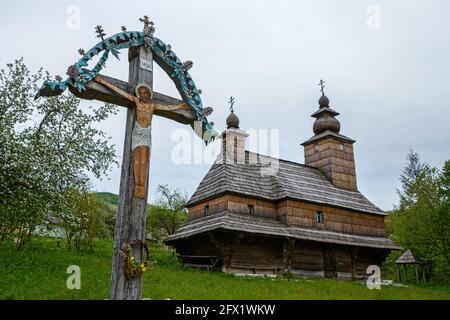 REGION ZAKARPATTIA, UKRAINE - 24. MAI 2021 - Blick auf die Holzkirche St. Anna in den 17-18. Jahrhunderten gebaut, Dorf Bukiwziovo, Zakarpattia Stockfoto