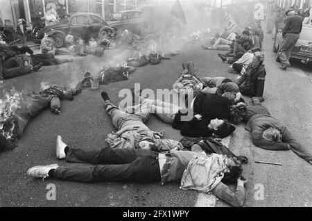 Aktion am letzten Tag gegen die Atomkraft; Demonstranten lügen, während Strohpuppen in Brand gesetzt wurden, 7. Oktober 1985, Aktionen, POPS, Brände, Demonstranten, Atomkraft, Niederlande, Foto der Presseagentur des 20. Jahrhunderts, zu erinnerende Nachrichten, Dokumentation, historische Fotografie 1945-1990, visuelle Geschichten, Menschliche Geschichte des zwanzigsten Jahrhunderts, Momente in der Zeit festzuhalten Stockfoto