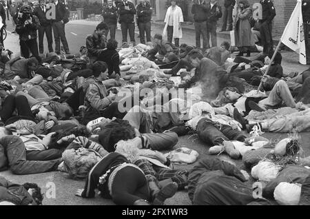 Aktion am letzten Tag gegen Atomkraft; Demonstranten lügen, während Strohpuppen in Brand gesetzt wurden, 7. Oktober 1985, Aktionen, POPS, Brände, Demonstranten, Atomkraft, Niederlande, Foto der Presseagentur des 20. Jahrhunderts, zu erinnerende Nachrichten, Dokumentation, historische Fotografie 1945-1990, visuelle Geschichten, Menschliche Geschichte des zwanzigsten Jahrhunderts, Momente in der Zeit festzuhalten Stockfoto