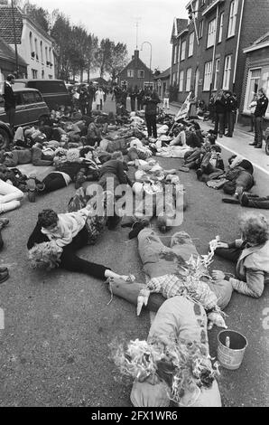 Aktion am letzten Tag gegen die Kernenergie; Demonstranten legen sich nieder, während Strohpuppen in Brand gesetzt wurden, 7. Oktober 1985, Aktionen, POPS, Brände, Demonstranten, Kernenergie, Niederlande, Foto der Presseagentur des 20. Jahrhunderts, Nachrichten zur Erinnerung, Dokumentarfilm, historische Fotografie 1945-1990, visuelle Geschichten, Menschliche Geschichte des zwanzigsten Jahrhunderts, Momente in der Zeit festzuhalten Stockfoto