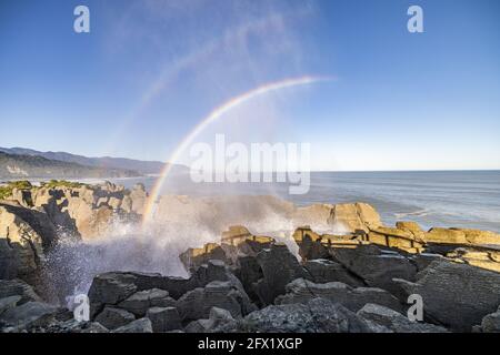 Wellington. Mai 2021. Das Foto vom 25. Mai 2021 zeigt einen Blick auf die Pancake Rocks in Punakaiki an der Westküste der Südinsel, Neuseeland. Die Pancake Rocks wurden aus winzigen Fragmenten toter Meereslebewesen und Pflanzen gebildet, die auf dem Meeresboden gelandet sind. Quelle: Zhang Jianyong/Xinhua/Alamy Live News Stockfoto