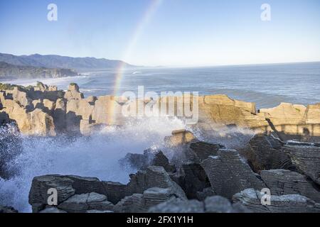 Wellington. Mai 2021. Das Foto vom 25. Mai 2021 zeigt einen Blick auf die Pancake Rocks in Punakaiki an der Westküste der Südinsel, Neuseeland. Die Pancake Rocks wurden aus winzigen Fragmenten toter Meereslebewesen und Pflanzen gebildet, die auf dem Meeresboden gelandet sind. Quelle: Zhang Jianyong/Xinhua/Alamy Live News Stockfoto