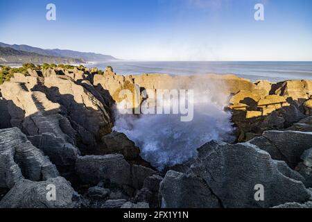 Wellington. Mai 2021. Das Foto vom 25. Mai 2021 zeigt einen Blick auf die Pancake Rocks in Punakaiki an der Westküste der Südinsel, Neuseeland. Die Pancake Rocks wurden aus winzigen Fragmenten toter Meereslebewesen und Pflanzen gebildet, die auf dem Meeresboden gelandet sind. Quelle: Zhang Jianyong/Xinhua/Alamy Live News Stockfoto