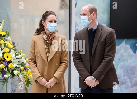 Der Herzog und die Herzogin von Cambridge während der offiziellen Eröffnung des Balfour, Orkneys neues Krankenhaus in Kirkwall, wo sie mit Mitarbeitern des Gesundheitsdienstes zusammentreffen, während sie ihre Reise durch Schottland fortsetzen. Bilddatum: Dienstag, 25. Mai 2021. Stockfoto