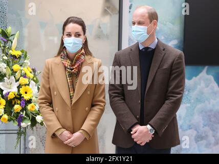 Der Herzog und die Herzogin von Cambridge während der offiziellen Eröffnung des Balfour, Orkneys neues Krankenhaus in Kirkwall, wo sie mit Mitarbeitern des Gesundheitsdienstes zusammentreffen, während sie ihre Reise durch Schottland fortsetzen. Bilddatum: Dienstag, 25. Mai 2021. Stockfoto
