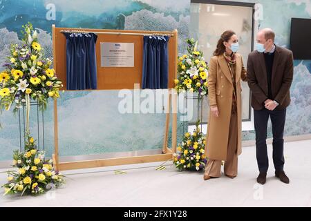 Der Herzog und die Herzogin von Cambridge während der offiziellen Eröffnung des Balfour, Orkneys neues Krankenhaus in Kirkwall, wo sie mit Mitarbeitern des Gesundheitsdienstes zusammentreffen, während sie ihre Reise durch Schottland fortsetzen. Bilddatum: Dienstag, 25. Mai 2021. Stockfoto