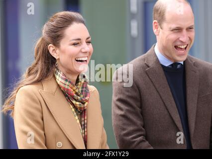 Der Herzog und die Herzogin von Cambridge während der offiziellen Eröffnung des Balfour, Orkneys neues Krankenhaus in Kirkwall, wo sie mit Mitarbeitern des Gesundheitsdienstes zusammentreffen, während sie ihre Reise durch Schottland fortsetzen. Bilddatum: Dienstag, 25. Mai 2021. Stockfoto