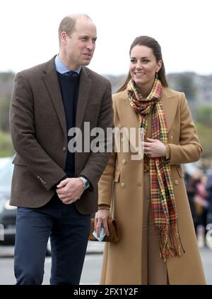 Der Herzog und die Herzogin von Cambridge während der offiziellen Eröffnung des Balfour, Orkneys neues Krankenhaus in Kirkwall, wo sie mit Mitarbeitern des Gesundheitsdienstes zusammentreffen, während sie ihre Reise durch Schottland fortsetzen. Bilddatum: Dienstag, 25. Mai 2021. Stockfoto
