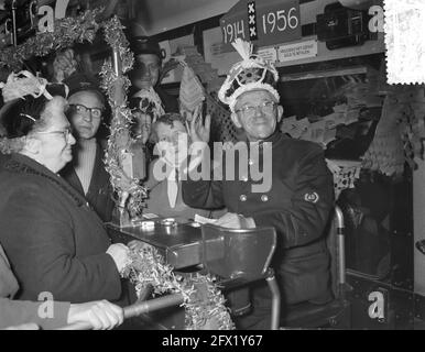 Letzter Fahrtleiter H. Thomas auf Linie 17 nach 42 Dienstjahren ausgeschieden, 31. Oktober 1956, DIENSTE, PENSIONEN, Niederlande, Presseagentur des 20. Jahrhunderts, Foto, Nachrichten zum erinnern, Dokumentarfilm, historische Fotografie 1945-1990, visuelle Geschichten, Menschliche Geschichte des zwanzigsten Jahrhunderts, Momente in der Zeit festzuhalten Stockfoto