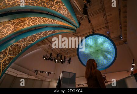 V&A, LONDON, GROSSBRITANNIEN. 25 Mai 2021. Die Ausstellung Epic Iran erkundet 5,000 Jahre Kunst, Design und Kultur auf ihrer Reise ins 21. Jahrhundert. Die Ausstellung läuft vom 29. Mai bis 12. September 2021. Bild: Dome über dem Ausstellungsbesucher ist die Projektion von verschlungenen Fliesenarbeiten aus Sektionen (Luke Halls Studio, London) positioniert. Quelle: Malcolm Park/Alamy Live News. Stockfoto