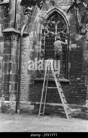 Letzte Vorbereitungen Papstbesuch; Fensterwaschanlage wäscht Fenster der St. John Cathedral in Den Bosch, 10. Mai 1985, Päpste, Niederlande, 20. Jahrhundert Presseagentur Foto, Nachrichten zu erinnern, Dokumentarfilm, historische Fotografie 1945-1990, visuelle Geschichten, Menschliche Geschichte des zwanzigsten Jahrhunderts, Momente in der Zeit festzuhalten Stockfoto