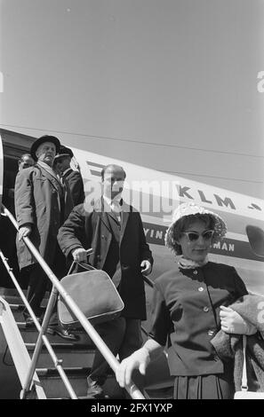 Concertgebouw Orchestra in Schiphol aus Wien, Bernard Haiting und Alderman De Roos, 8. Juni 1962, Niederlande, Presseagentur des 20. Jahrhunderts, Foto, News to remember, Dokumentarfilm, historische Fotografie 1945-1990, visuelle Geschichten, Menschliche Geschichte des zwanzigsten Jahrhunderts, Momente in der Zeit festzuhalten Stockfoto