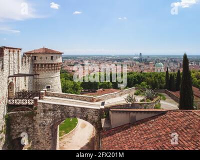 Schöne Aussicht von einer Drohne auf den Haupteingang mit Eine Zugbrücke zur mittelalterlichen Burg von Brescia Stockfoto